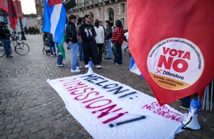Festeggiamenti per la vittoria del No al referendum sulla giustizia in piazza Castello a Torino.