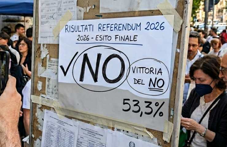Esito Referendum 2026: dettaglio scheda elettorale con vittoria del NO in primo piano e SI sfocato esposto su bacheca pubblica.