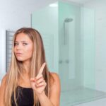 bagno con box doccia e donna che dice no