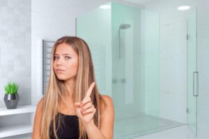 bagno con box doccia e donna che dice no