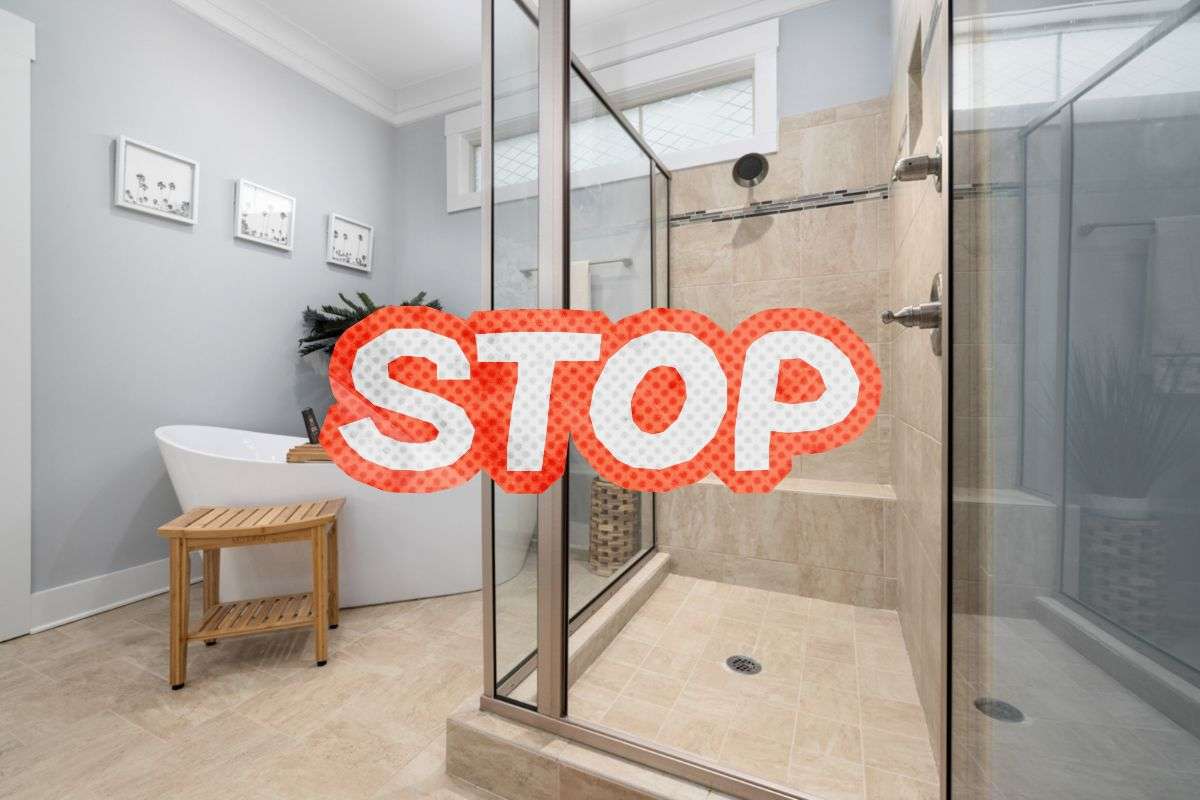 bagno con box doccia e scritta stop