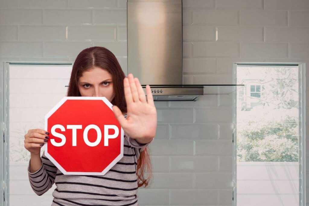 donna che dice stop alla classica cappa da cucina