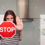 donna che dice stop alla classica cappa da cucina