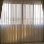 ampia finestra con tenda