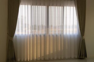 ampia finestra con tenda