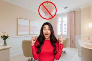 donna stupita che indica un lampadario con un segno che rappresenta un divieto