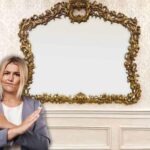 specchio antico a parete e donna che dice no