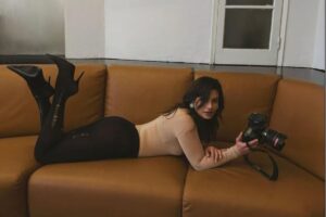 Emma Marrone in posa su un divano