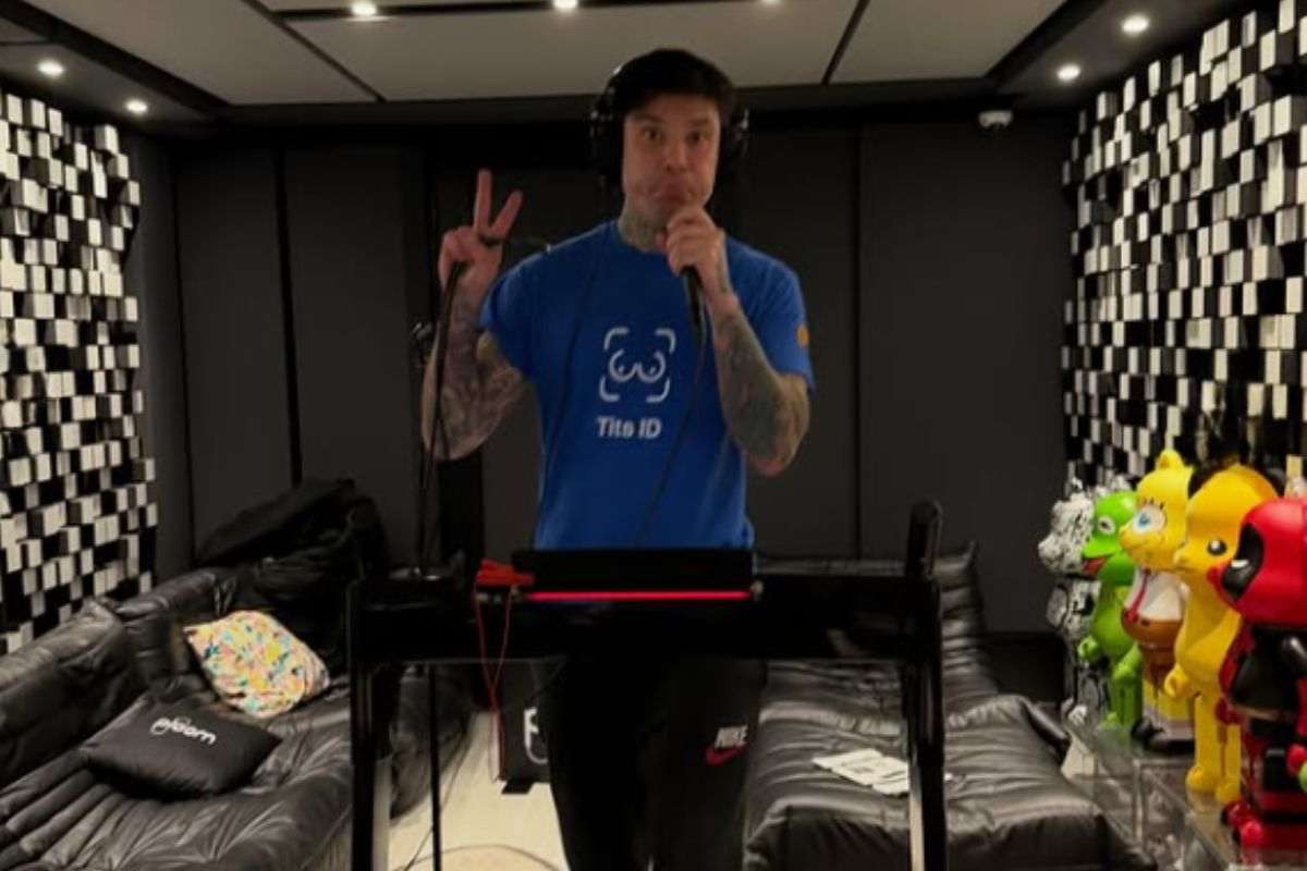 Fedez che si allena in casa sua