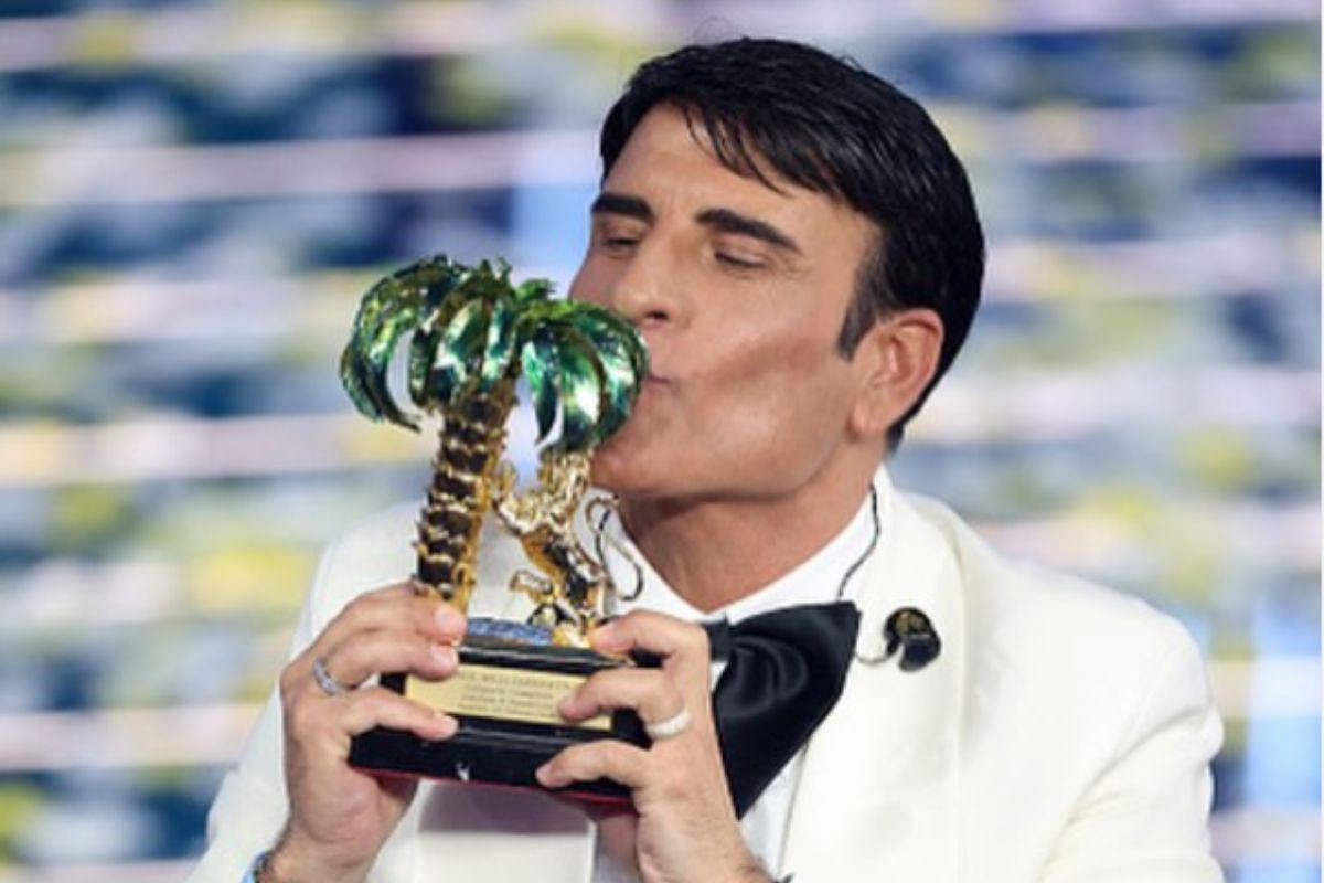 Sal da vinci bacia il premio di sanremo