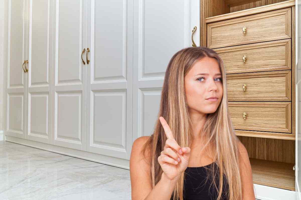 armadio bianco e donna che dice no