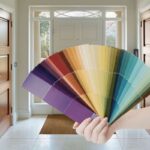 ingresso di casa e mano che mantiene una serie di colori per parete