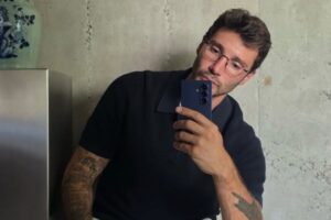 Stefan De Martino in posa per un selfie