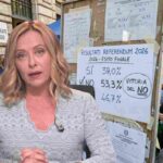 Risultati Referendum 2026: vittoria del NO al 53,3%, tabellone ufficiale con dati finali esposto a seggio elettorale.