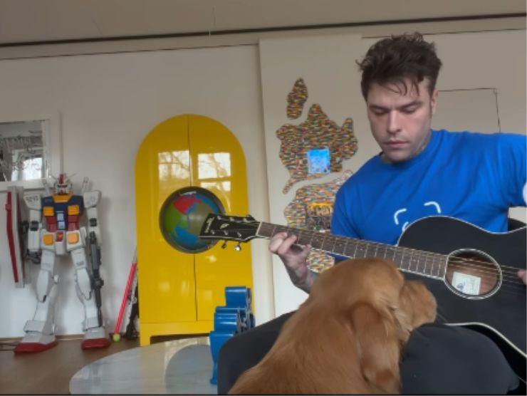 Fedez che suona la chitarra a casa sua