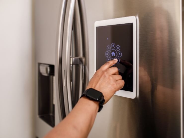 persona che usa frigorifero smart