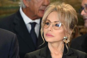 Marina Berlusconi elegantemente vestita guarda fuori obiettivo.