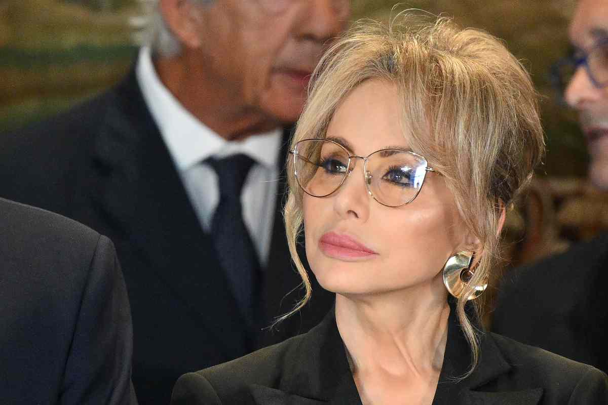 Marina Berlusconi elegantemente vestita guarda fuori obiettivo.