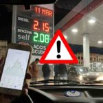 Foto scattata dall'interno di un'auto che mostra un tabellone del benzinaio con i prezzi di diesel e benzina sopra i 2 euro l'11 marzo 2026 a Roma.