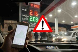 Foto scattata dall'interno di un'auto che mostra un tabellone del benzinaio con i prezzi di diesel e benzina sopra i 2 euro l'11 marzo 2026 a Roma.