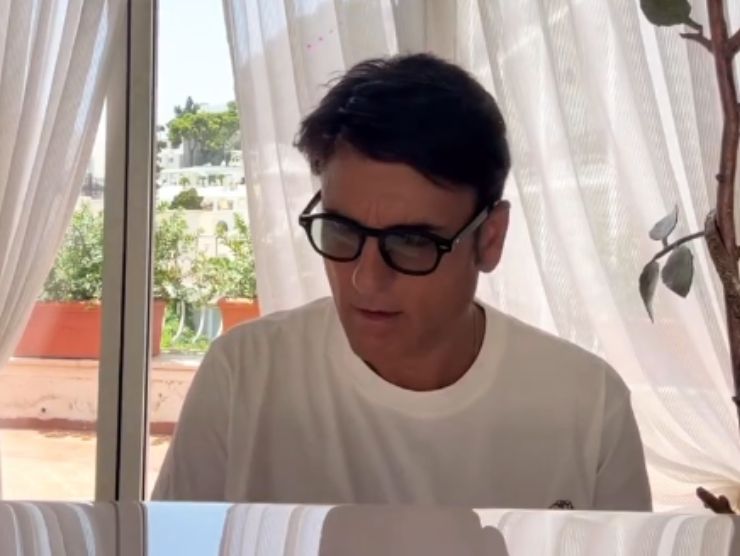 sal da vinci che suona il piano in casa sua