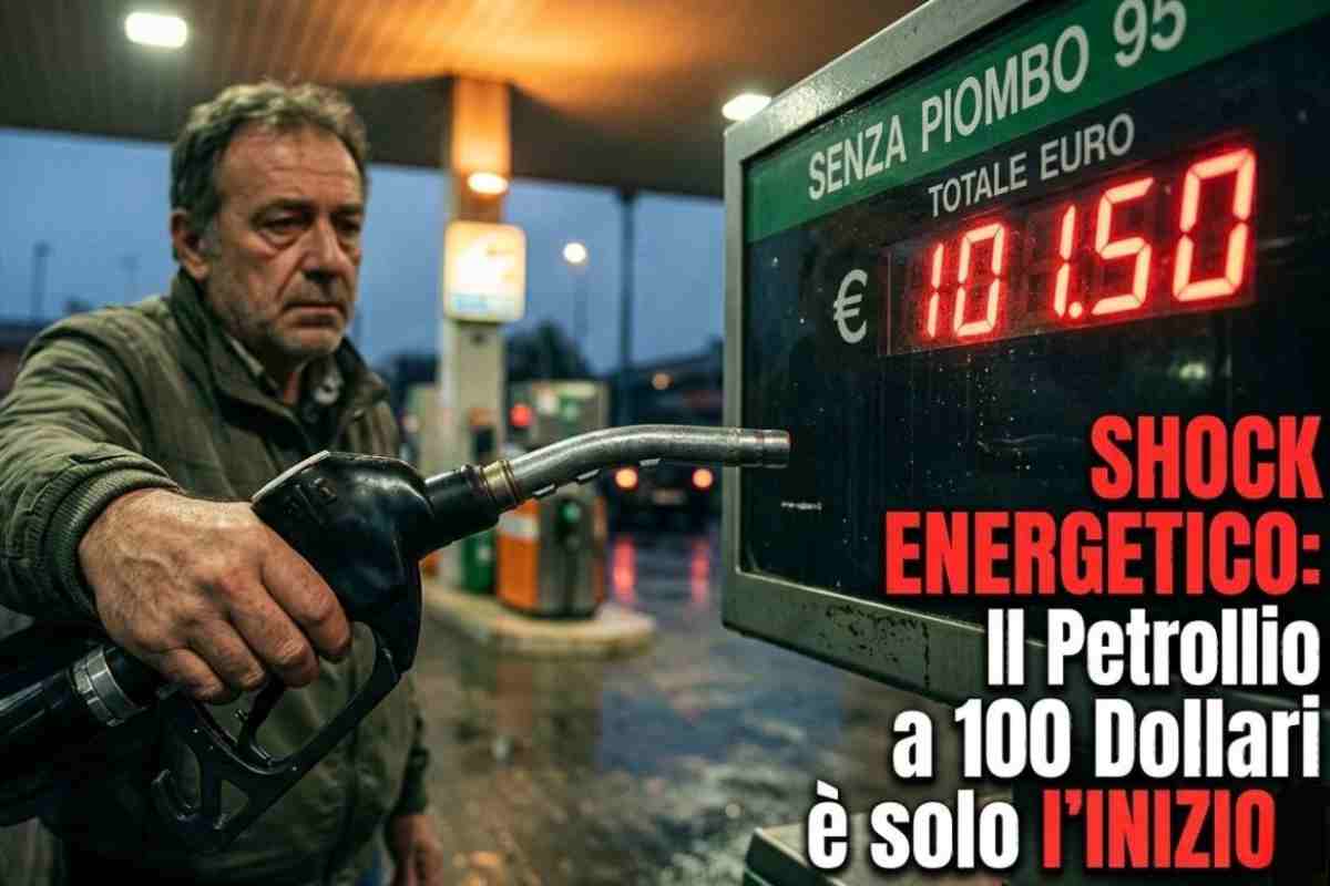 Uomo preoccupato che fa rifornimento di carburante di notte con display della pompa che segna prezzi alti per lo shock energetico e il petrolio verso i 100 dollari.