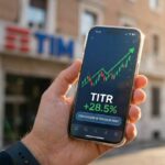 Smartphone con grafico azionario TITR in forte rialzo davanti alla sede TIM, simbolo della conversione azioni Telecom Risparmio 2026.