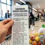 Primo piano di una mano che regge uno scontrino del supermercato con la scritta 'Contrarian Grocery Challenge' e 'Risparmio realizzato: €42.70'. Lo scontrino mostra voci con prezzi barrati e alternative più economiche. Sullo sfondo si intravede un carrello della spesa e la corsia di un supermercato.